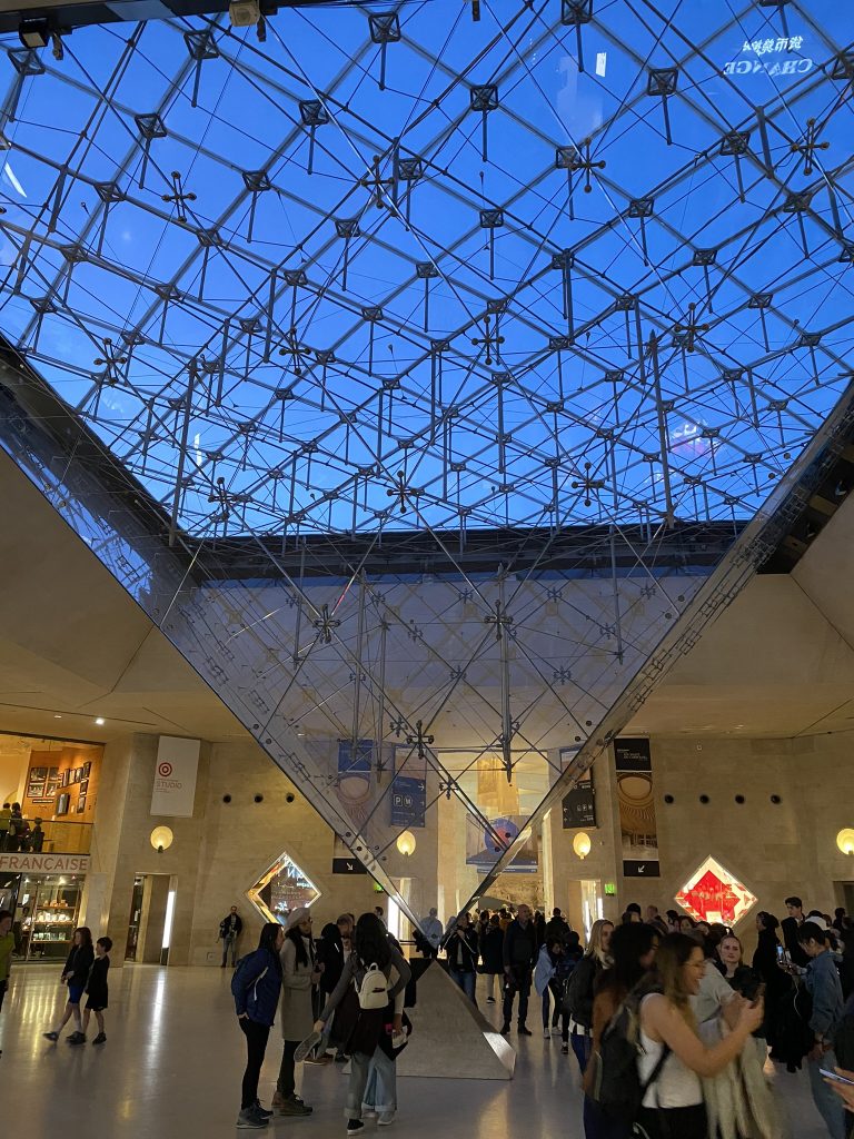 Luwr - odwrócona szklana piramida przy wyjściu